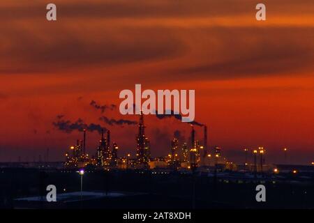 tubi fabbriche fumo fabbriche. gli impianti sullo sfondo del cielo tramonto. fuoco selettivo Foto Stock