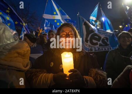 I sostenitori della campagna pro-UE partecipano a un raduno "UE già issante" al di fuori del Parlamento scozzese, Edimburgo, organizzato dal Edinburgh Yes Hub, che sostiene l'indipendenza scozzese, prima che il Regno Unito lasci l'Unione europea alle 11pm di venerdì. Foto Stock