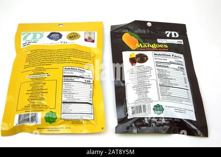 Confezioni Di Mangoes Essiccati Dalle Filippine E Cioccolato Coperto Mangoes Essiccati Che Mostrano Le Informazioni Di Nutrizione Foto Stock