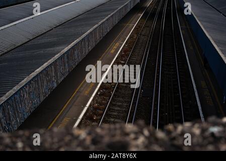 Immagine tratta dal ponte ferroviario che si affaccia su una stazione ferroviaria centrale vuota di Southampton nell'Hampshire England. Foto Stock