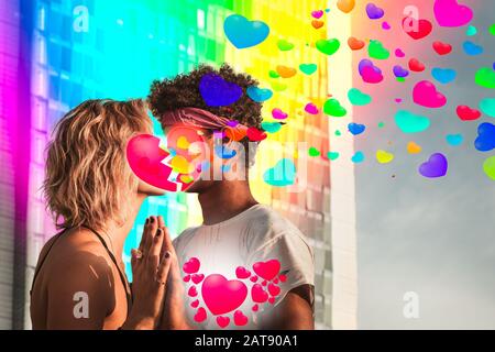 Decorazione di strada di cuori rossi. Decorazioni di strada di San Valentino  Foto stock - Alamy