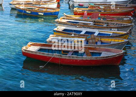 Italia, Napoli, veduta delle vecchie barche nel porto di Santa Lucia Foto Stock
