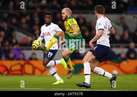 Teemu Pukki di Norwich City controlla la palla sotto pressione da Jan Vertonghen di Tottenham Hotspur - Tottenham Hotspur v Norwich City, Premier League, Tottenham Hotspur Stadium, Londra, UK - 22nd gennaio 2019 Solo per uso editoriale - si applicano le restrizioni di DataCo Foto Stock