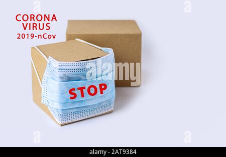 Consegna postale di merci dalla Cina. Rischio biologico di pacchi postali. Coronavirus - 2019-Ncov, Wuhan Cinese. Foto Stock