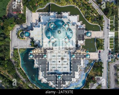 Veduta aerea dall'alto della Moschea del territorio Federale Masjid Wilayah Persekutuan durante il giorno a Kuala Lumpur, Malesia. Foto Stock