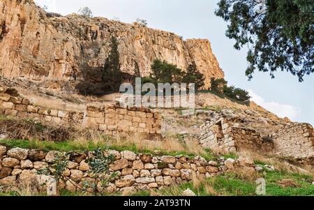 rovine di una vecchia chiesa ortodossa greca sedersi sotto l'era bizantina monastero di faran nella riserva naturale di ein prat in wadi qelt nella riva ovest Foto Stock