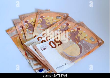 Banconote da circa cinquanta euro su superficie bianca. Foto Stock