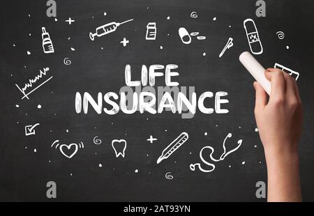 Disegno a mano di assicurazione vita iscrizione con gesso bianco sulla lavagna, concetto medico Foto Stock