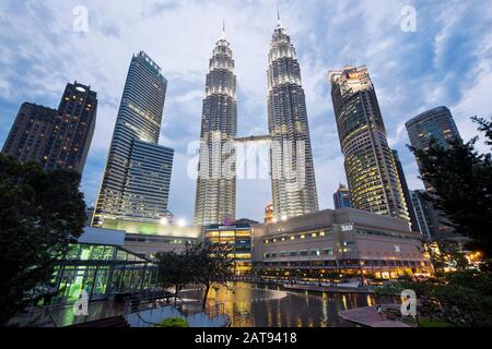 Vista delle famose Torri Petronas al tramonto a Kuala Lumpur, Malesia. Foto Stock