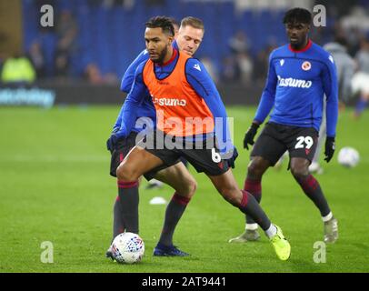 Cardiff, Galles, Regno Unito. 31st gennaio 2020. Campionato Inglese Calcio, Cardiff City contro Reading; Liam Moore di Reading si riscalda prima del gioco con i compagni di squadra - Solo Per Uso strettamente editoriale. Nessun utilizzo con audio, video, dati, elenchi di fixture, logo club/campionato o servizi "live" non autorizzati. Uso on-line in-match limitato a 120 immagini, senza emulazione video. Nessun utilizzo nelle scommesse, nei giochi o nelle singole pubblicazioni club/campionato/giocatore credito: Action Plus Sports Images/Alamy Live News Foto Stock