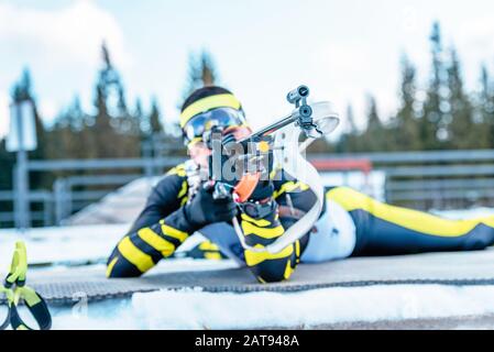 Dettaglio del fucile canna biathlon sparatutto durante il puntamento. Il concetto di precisione e concentrazione sotto pressione Foto Stock