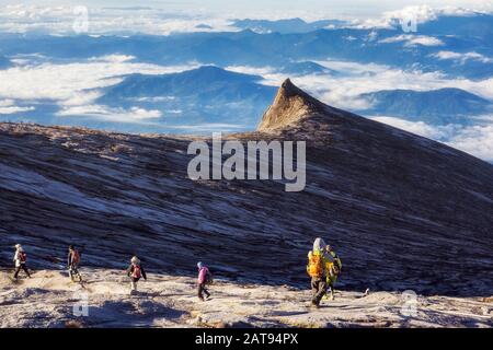 Escursionisti in cima al Monte Kinabalu all'alba a Sabath, Borneo, Malesia orientale. Foto Stock