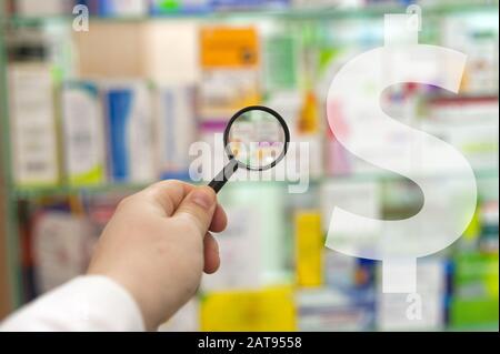 mano con lente d'ingrandimento e simbolo del dollaro Foto Stock