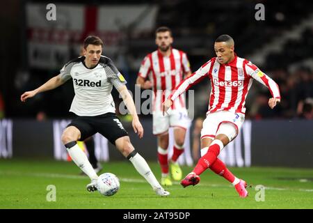 Craig Forsyth (a sinistra) della contea di Derby e Tom Ince di Stoke City combattono per la palla durante la partita del campionato Sky Bet al Pride Park, Derby. Foto Stock