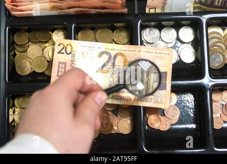 Nuova mano bricolage bielorussa con lente d'ingrandimento Foto Stock