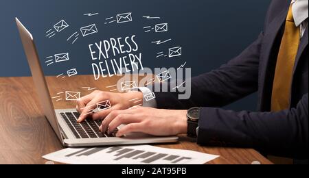 Uomo d'affari che lavora su laptop con iscrizione EXPRESS DELIVERY, concetto di shopping online Foto Stock