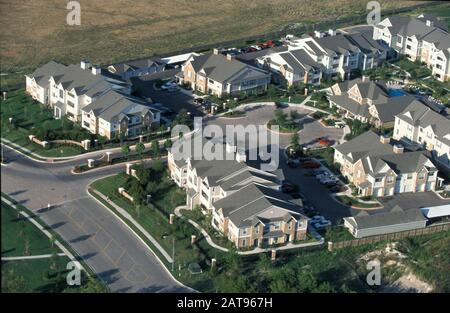 Texas: Nuovi appartamenti accroach su terreni agricoli e mostra urbano proliferazione vicino Austin. 2001 agosto ©Bob Daemmrich Foto Stock