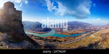 Mtskheta, panorama dalla montagna. La confluenza dei fiumi Kura e Aragvi è un fiume Fangoso e limpido, la prima capitale della Georgia, la culla Foto Stock