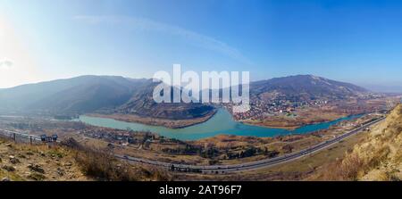 Mtskheta, panorama dalla montagna. La confluenza dei fiumi Kura e Aragvi è un fiume Fangoso e limpido, la prima capitale della Georgia, la culla Foto Stock