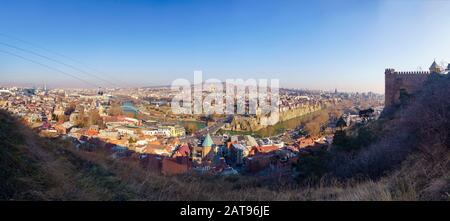 Panorama di Tbilisi in inverno, in una giornata limpida. Sulla destra, Narikala è un complesso fortezza del quarto secolo con una chiesa restaurata e viste panoramiche Foto Stock