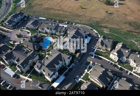 Texas: Nuovi appartamenti accroach su terreni agricoli e mostra urbano proliferazione vicino Austin. 2001 agosto ©Bob Daemmrich Foto Stock