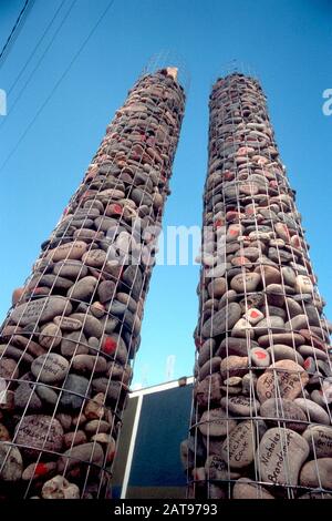 Austin, Texas 02NOV01: Un artista di Austin ha costruito 10-piedi repliche del World Trade Center torri di fuori delle rocce--una per ogni vittima della tragedia --fuori di un commercio di Austin. ©Bob Daemmrich/, Inc. 2001 Foto Stock