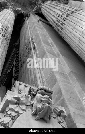 PARIGI GRAND PALAIS COLONNA E TESTA SCULTURA DETTAGLI - PARIS ARTE - PARIGI ARCHITETTURA SCULTURA - PARIGI XIX SECOLO - NERO E BIANCO IMMAGINE FILM D'ARGENTO © FRÉDÉRIC BEAUMONT Foto Stock