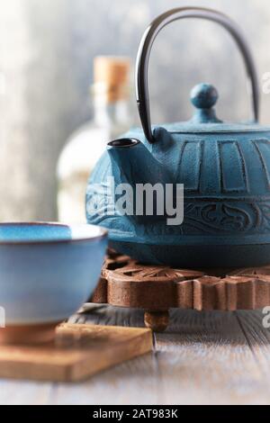 Cultura del tè. Ceramica tradizionale artigianale su sfondo in pietra. Foto Stock