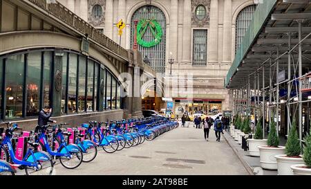 Portabici fuori dal Grand Central a Natale a Manhattan Foto Stock