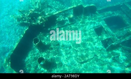 Naufragio sotto l'acqua, molto vecchia nave presa sul fondo del mare Foto Stock