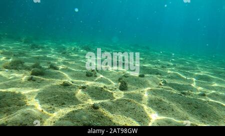 Foto di rocce, sabbia e pietre sott'acqua. Il bel fondo sabbioso e roccioso del mare. Foto Stock