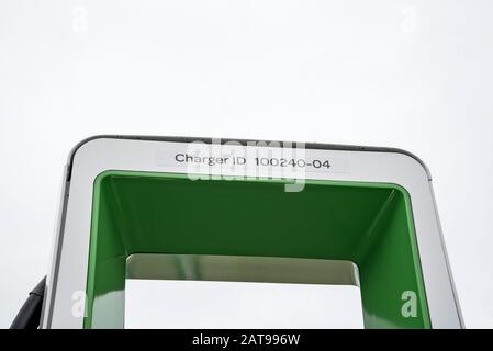 Nuova stazione di ricarica per veicoli elettrici presso un negozio Target Department di Gainesville, Florida. Foto Stock