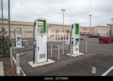 Nuova stazione di ricarica per veicoli elettrici presso un negozio Target Department di Gainesville, Florida. Foto Stock