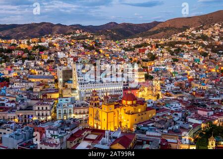 Stato Guanajuato, Messico, vista del paesaggio urbano di Guanajuato, tra cui la storica Basilica di Nostra Signora di Guanajuato al tramonto. Foto Stock