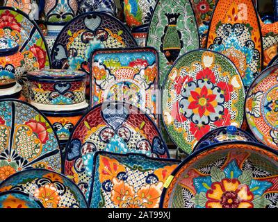 Ceramiche colorate in vendita al mercato di strada e negozio di souvenir a San Miguel de Allende, Guanajuato, Messico. Foto Stock