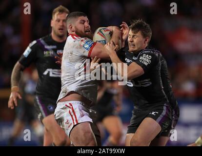 Hull KR's Mitch Garrett è affrontato da Jacob Miller di Wakefield durante la partita Betfred Super League a Craven Park, Hull. Foto Stock