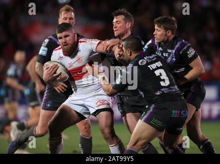 Hull KR's Mitch Garrett è affrontato da Jacob Miller di Wakefield e Bill Tupou durante la partita Betfred Super League a Craven Park, Hull. Foto Stock