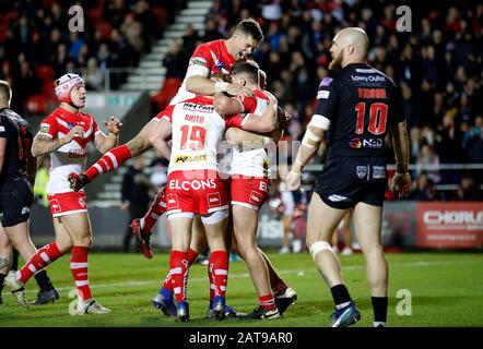 Il Jack Welsby di St Helens Saints (a destra) celebra la sua prova con Louie McCarthy-Scarsbrook contro i Salford Red Devils, durante la partita Betfred Super League al Totally Wicked Stadium, St Helens. Foto Stock