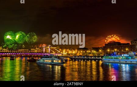 9 maggio 2019 vista la festosa fuochi d'artificio oltre il fiume di Mosca in onore del giorno della vittoria a Mosca. Foto Stock