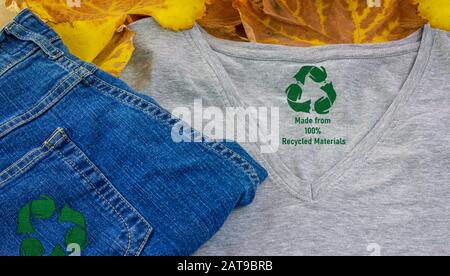 autunno inverno i ponticelli riciclano i vestiti simbolo recycle segno, su t shirt e jeans, concetto di moda sostenibile Foto Stock