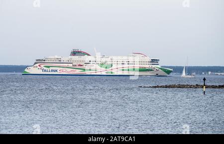 Il 20 aprile 2019, Tallinn, Estonia. Ad alta velocità per i passeggeri e di traghetto per auto della spedizione estone Tallink riguardano MEGASTAR nel porto di Tallinn. Foto Stock