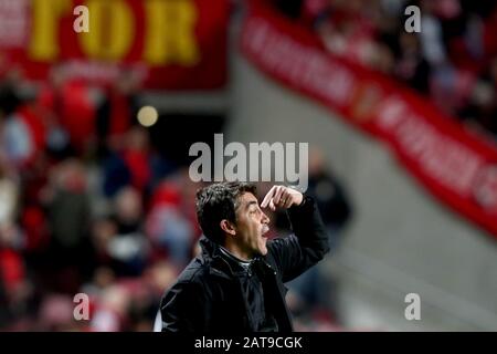 31 gennaio 2020, Lisbona, Portogallo: Il capo allenatore di Benfica Bruno Lage gestures durante la partita di calcio della Lega portoghese tra SL Benfica e Belenenses SAD allo stadio Luz di Lisbona, Portogallo, il 31 gennaio 2020. (Credit Image: © Pedro Fiuza/Zuma Wire) Foto Stock