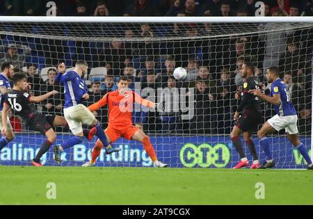 Cardiff, Galles, Regno Unito. 31st gennaio 2020. Campionato Inglese Calcio, Cardiff City contro Reading; Callum Paterson di Cardiff City segna Cardiff Citys equalizzatore rendendolo 1-1 nel 70th minuto - Rigorosamente editoriale Solo Uso. Nessun utilizzo con audio, video, dati, elenchi di fixture, logo club/campionato o servizi "live" non autorizzati. Uso on-line in-match limitato a 120 immagini, senza emulazione video. Nessun utilizzo nelle scommesse, nei giochi o nelle singole pubblicazioni club/campionato/giocatore credito: Action Plus Sports Images/Alamy Live News Foto Stock