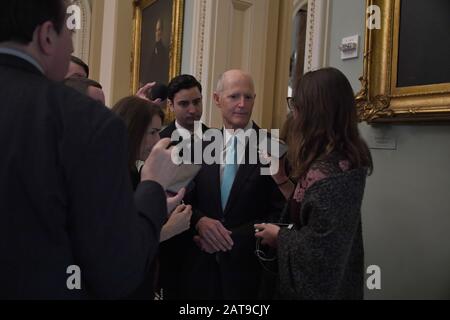 31 gennaio 2020, Washington, DC, USA: 1/31/20 -US Capitol -Washington, DC..il senatore Rick Scott smette di parlare con i giornalisti mentre si preparano per un altro giorno di decidere se ci dovrebbero essere testimoni nel processo Di Impeachment del presidente Donald J. Trump. (Credit Image: © Christy Bowe/Zuma Wire) Foto Stock