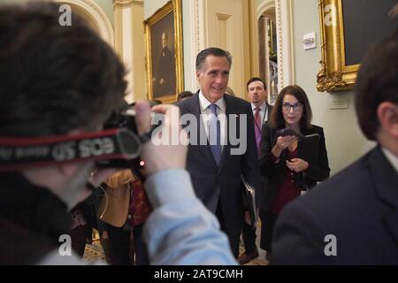 Washington, DC, USA. 31st Gen 2020. 31/1/20 -Campidoglio degli Stati Uniti -Washington, DC.il senatore Mitt Romney si ferma a parlare con i giornalisti mentre si preparano per un altro giorno a decidere se ci dovrebbero essere testimoni nel processo Di Impeachment del Senato del presidente Donald J. Trump. Credit: Christy Bowe/Zuma Wire/Alamy Live News Foto Stock