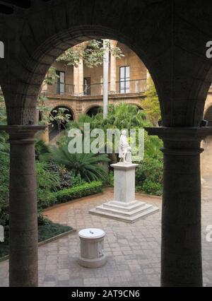 Cuba, l'Avana, Palacio de los Capitanes Generales, patio, statua di Colombo, Foto Stock