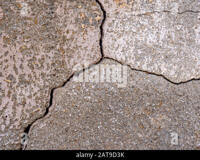 Danni di costruzione in una parete crepe nel calcestruzzo Foto Stock