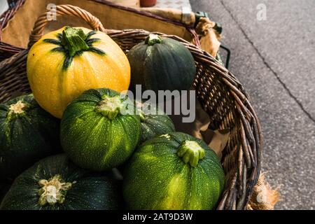 Cesto autumnale con zucche Foto Stock