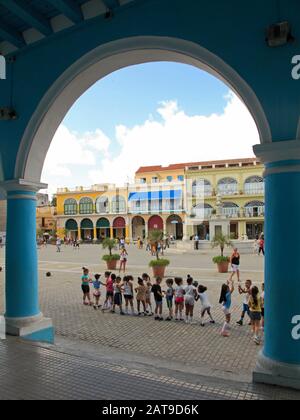 Cuba, l'Avana, Plaza Vieja, Street scene, bambini, Foto Stock