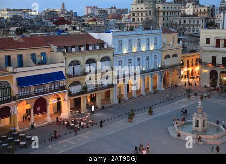 Cuba, l'Avana, Plaza Vieja, Street scene, architettura storica, persone, Foto Stock